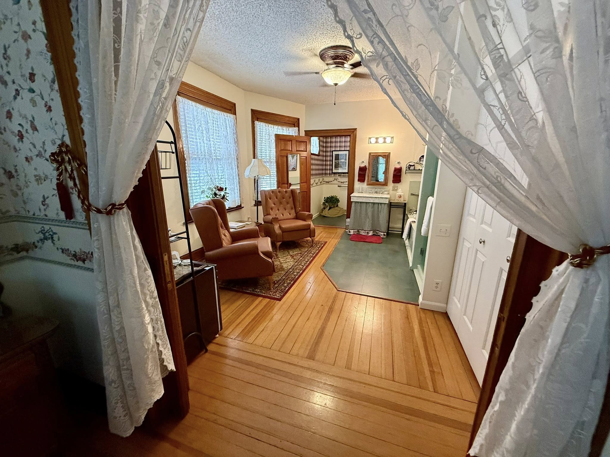 Independence suite Holden House bath