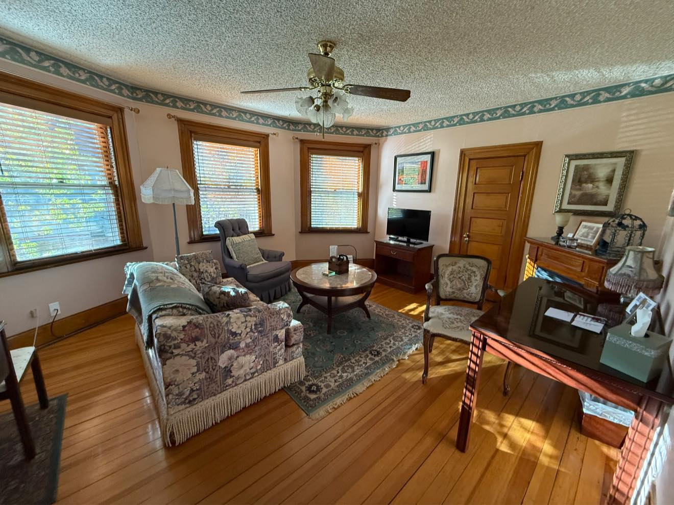 Pikes Peak suite at Holden House living room-parlor
